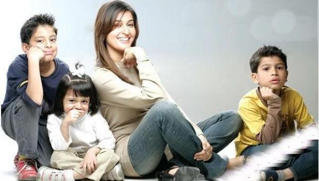 Shahista Wahidi With her children