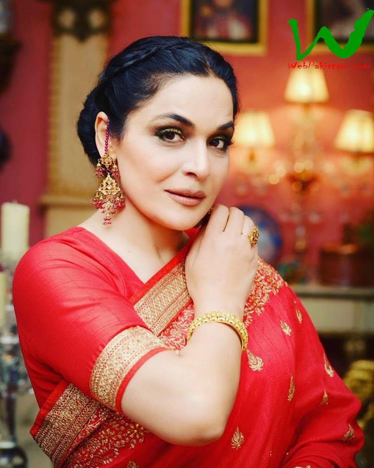 Pakistani actress Meera Desi Looking Wear Red Saree photo shoot 